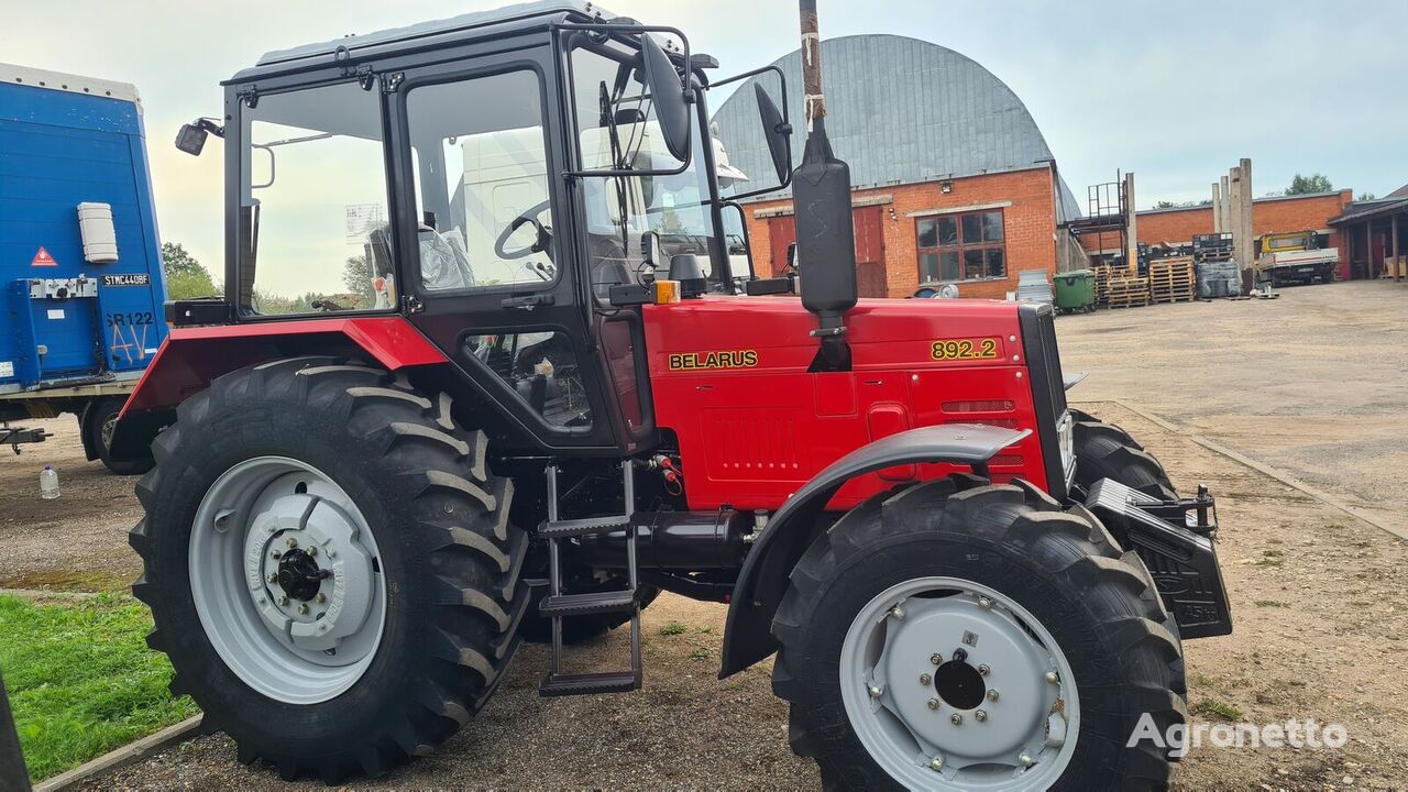 nový kolový traktor Belarus 892