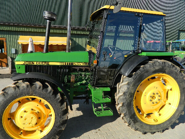 kolový traktor John Deere 2250