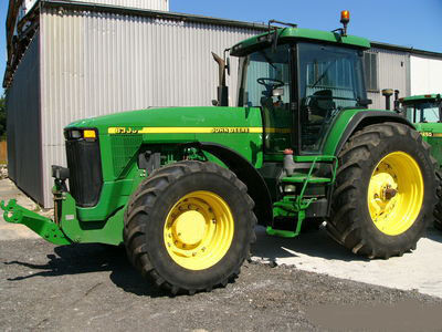 kolový traktor John Deere 8300
