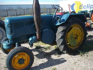 kolový traktor John Deere D3016