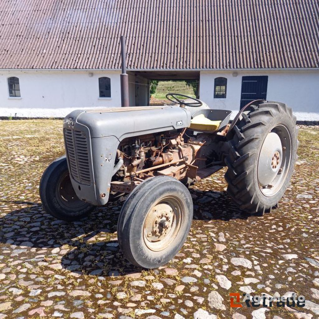 kolový traktor Massey Ferguson MF35